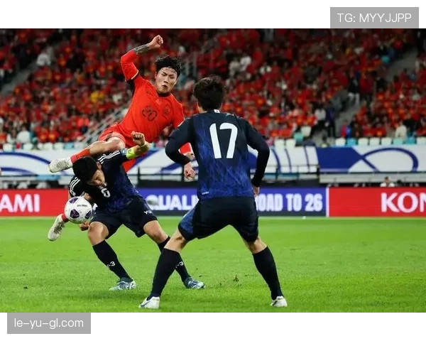 中国足球迎战日本，决战之夜点燃球迷激情