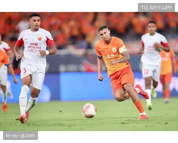 亚冠联赛半决赛阶段球队状态回暖，争夺决赛门票激烈进行