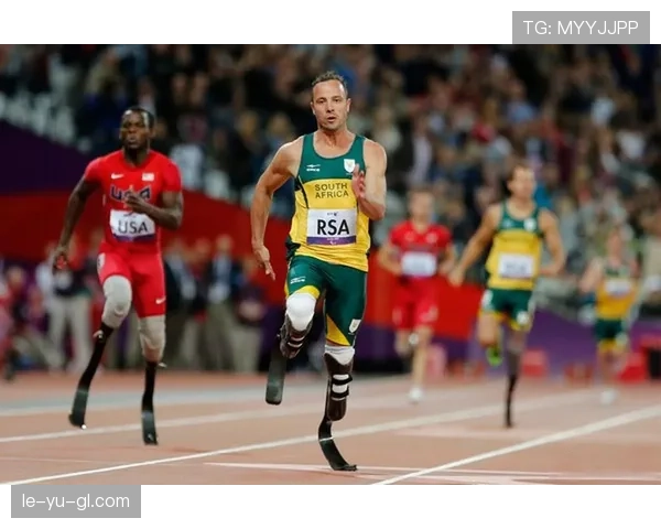 奥斯卡·皮斯托瑞斯穿西装倒像富豪派对主角，赛场那副狠劲儿去哪儿了？